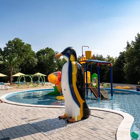 - Aqua Maria بيت خشبي