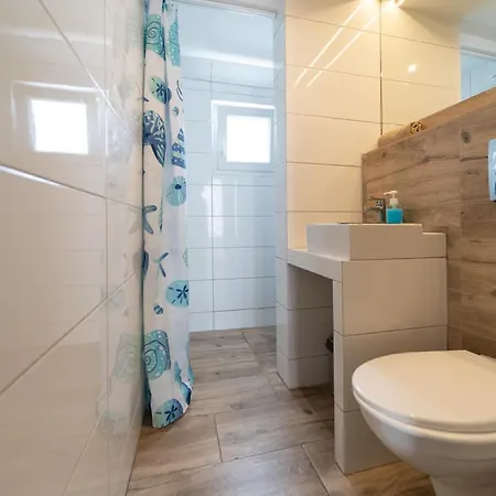 - Aqua Maria بيت خشبي Velaty