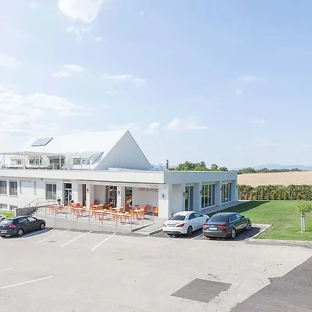 - Aqua Maria بيت خشبي *